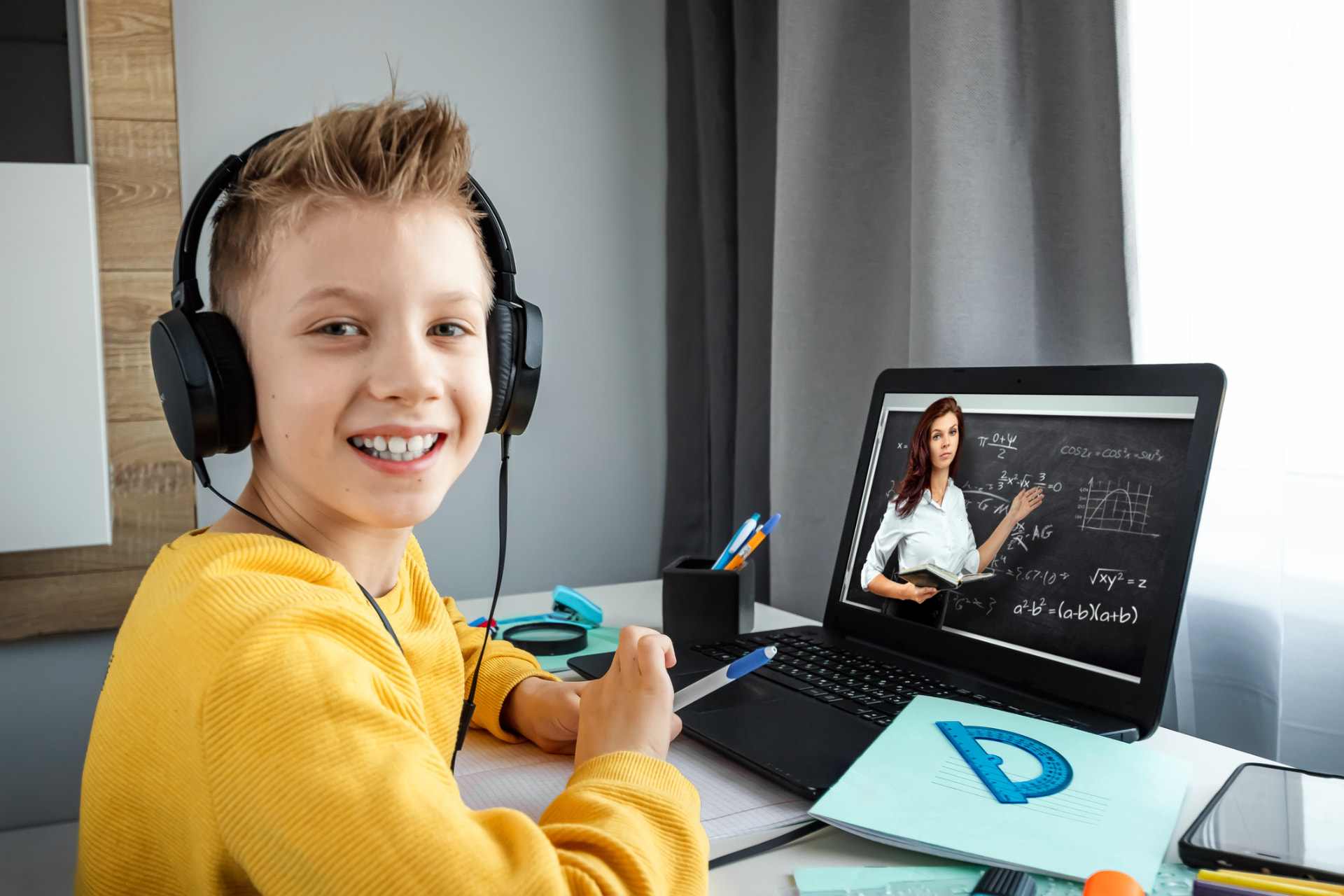 Chłopiec uczący się programowania online